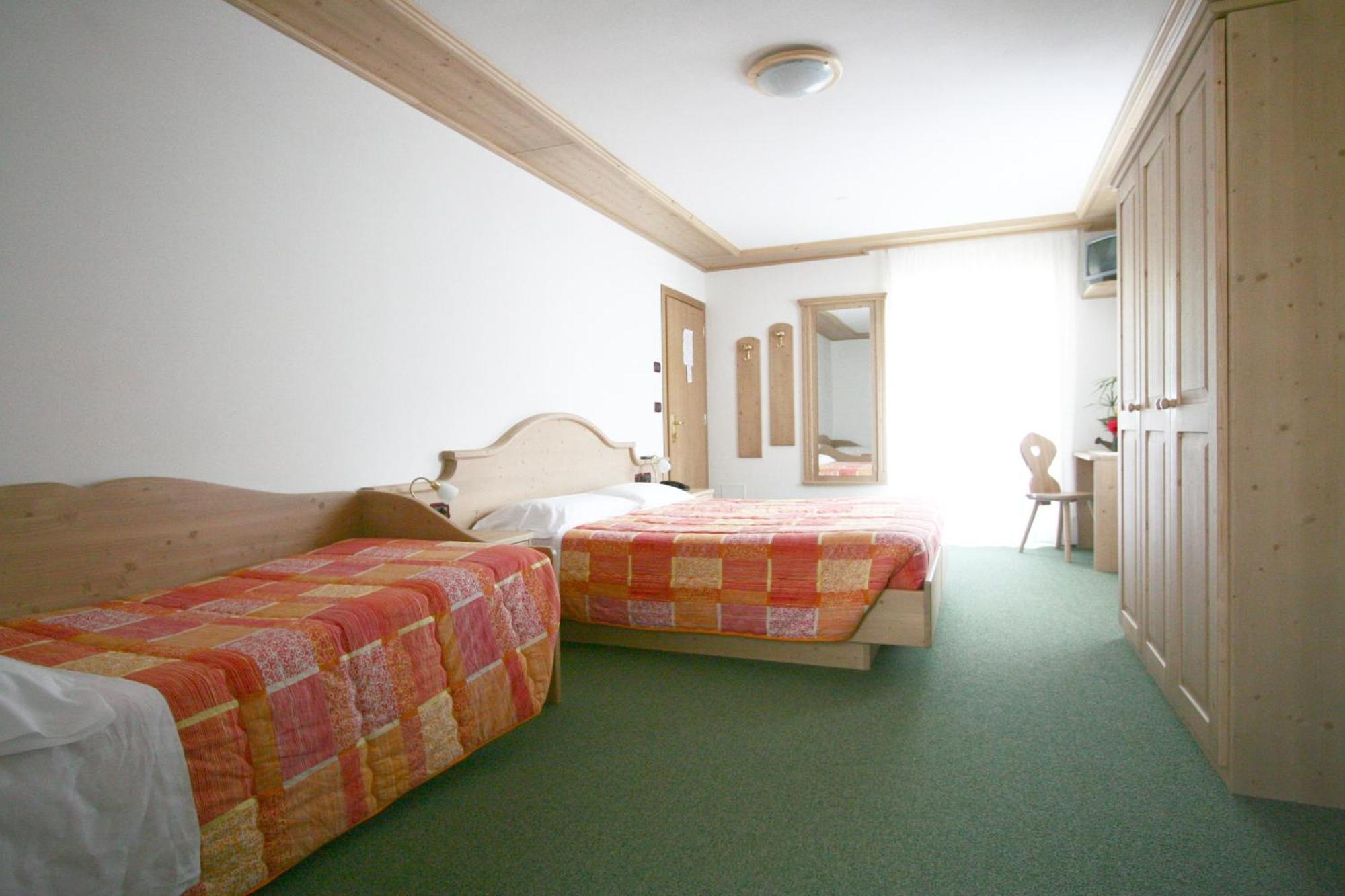 Hotel Cima Dodici Vigo di Fassa Bagian luar foto
